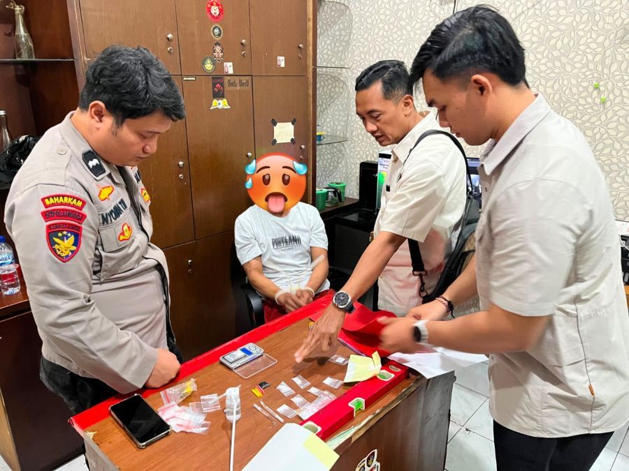 MK, tersangka pengedar narkoba diamankan di sebuah kamar kos di belakang Warung Ikan Bakar, Jalan Pantai Kedonganan, Kuta, Badung, Bali, Selasa (18/8/2026). (foto/hes)