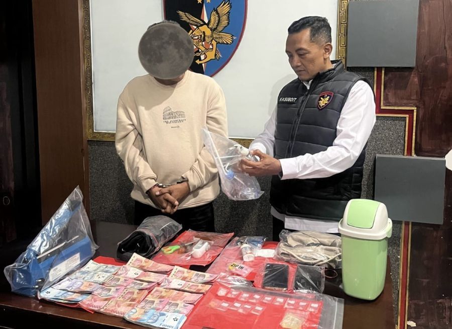 Ditpolairud Polda Bali mengamankan seorang pria berinisial IWP (50) yang diduga sebagai pengedar narkotika jenis sabu dan ekstasi di wilayah Pemogan, Denpasar, Bali. (foto/hes)