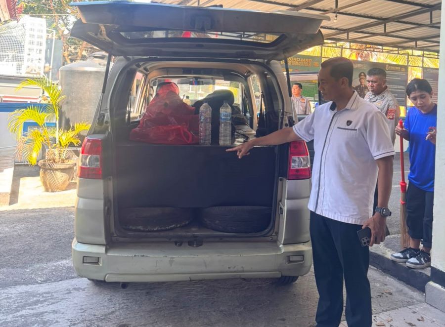 Personel Subdit Gakkum Ditpolairud Polda Bali mengungkap kasus penyalahgunaan BBM bersubsidi jenis Pertalite yang diangkut dengan menggunakan mobil Suzuki APV warna coklat metalik, di Jalan Raya Seraya Karangasem, Bali. (foto/hes)