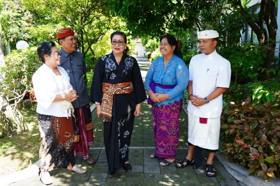 Duta Pengelolaan Sampah Berbasis Sumber Palemahan Kedas (PSBS PADAS), Ibu Putri Koster di sela-sela Rapat Koordinasi Penutupan Open Dumping TPA Suwung di Kantor Dinas Kehutanan dan Lingkungan Hidup Provinsi Bali, di Denpasar, Bali, Kamis (4/12/2025). (foto/sukadana)