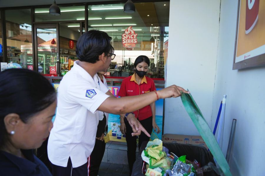 Tim DLHK Badung melakukan pengawasan pengelolaan sampah berbasis sumber pada sejumlah usaha horeka di Kecamatan Kuta Utara, Jumat (10/4/2026).