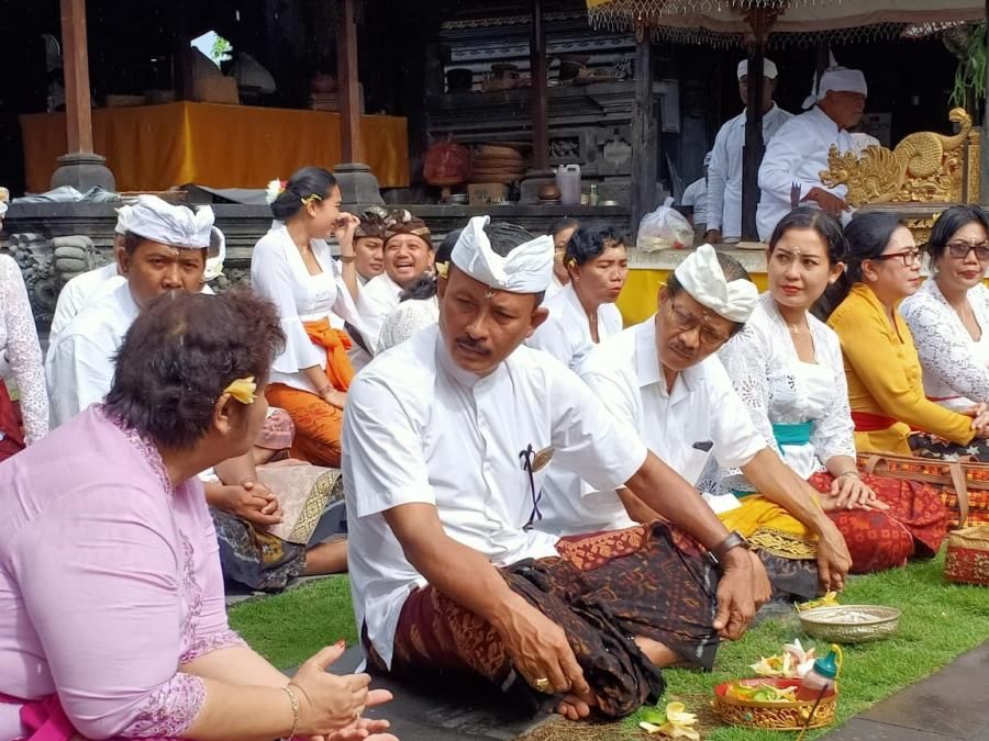 podiumnews.com-Doakan Isu Virus Corona Mereda, Dispar Bali Sembahyang ke Pura Narmada 