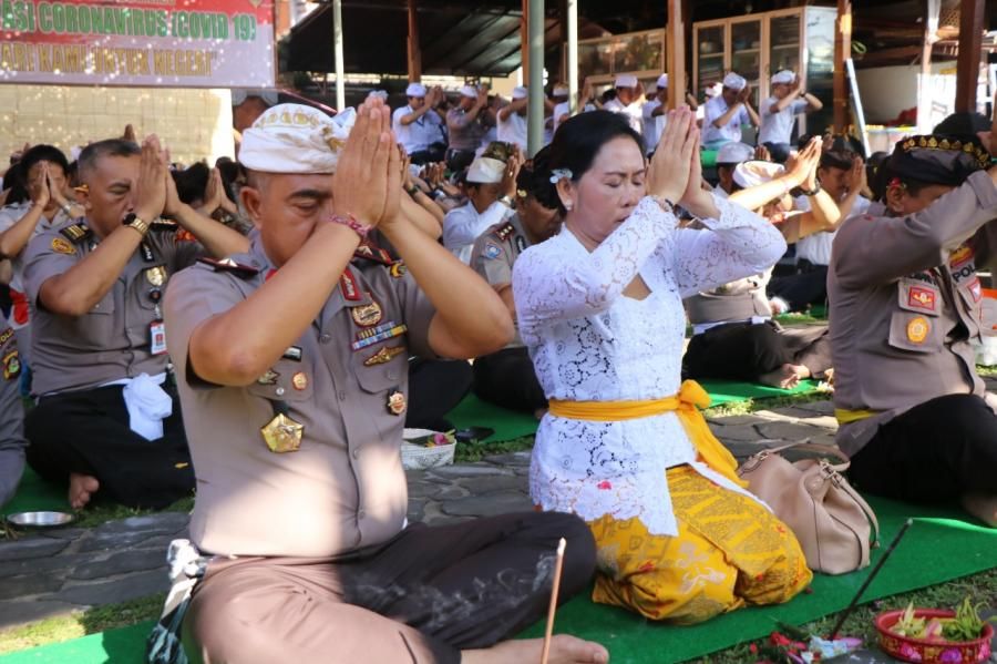 podiumnews.com-Berharap Wabah Corona Cepat Berlalu, Polda Bali Gelar Doa Bersama 