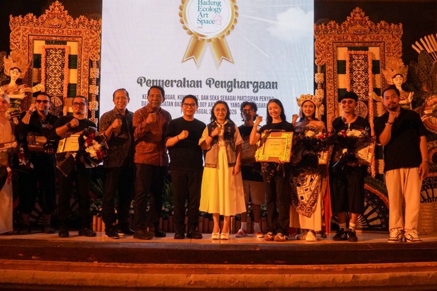 Bupati Badung I Wayan Adi Arnawa membuka acara Badung Ecology Art Space 2026 di Wantilan Pura Lingga Bhuana, Puspem Badung, Bali, Rabu (29/4/2026). (foto/adi)