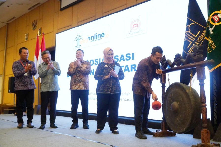 Kepala Kantor Wilayah Kementerian Hukum Bali, Eem Nurmanah, menghadiri Kegiatan Sosialisasi Layanan Kenotariatan yang diselenggarakan oleh Pengurus Wilayah Ikatan Notaris Indonesia (INI) Bali di Harris Hotel Denpasar, Bali, Kamis (25/6/2026). (foto/Kemenkum Bali)