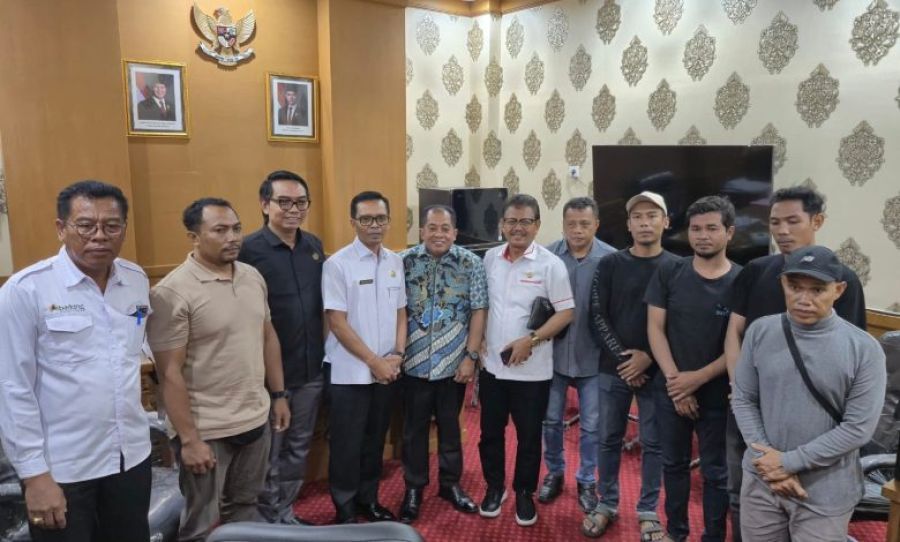 Komisi II DPRD Badung Made Sada saat memberikan klarifikasi terkait isu upah pematung Makotek. (foto/angga)