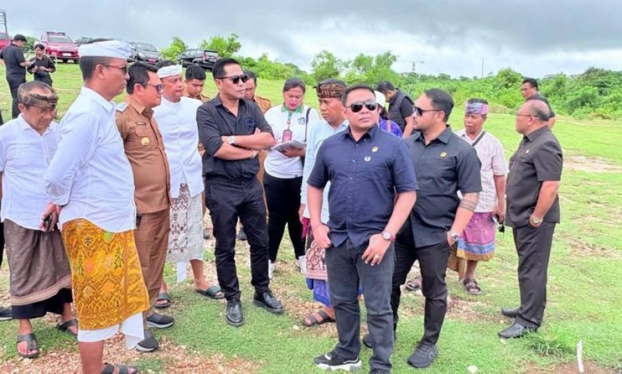 Komisi Gabungan DPRD Badung saat sidak di lokasi pariwisata Kuta Selatan. (foto/angga)