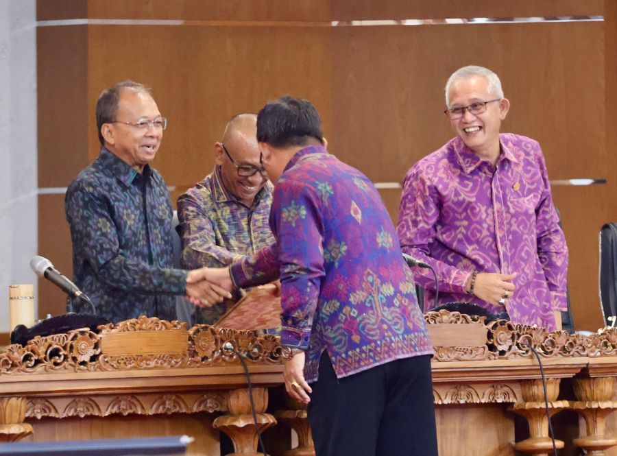 Empat fraksi DPRD Bali menyampaikan apresiasi atas Raperda yang disampaikan Gubernur Bali Wayan Koster, dalam Rapat Paripurna ke-33 DPRD Provinsi Bali, Selasa (14/4/2026). (foto/sukadana)