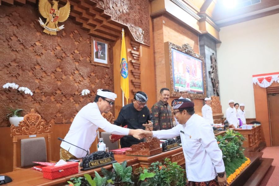 Wakil Walikota Denpasar I Kadek Agus Arya Wibawa bersama Ketua DPRD Denpasar, I Gusti Ngurah Gede, didampingi Wakil Ketua DPRD I Wayan Mariyana Wandhira dan I Made Oka Cahyadi Wiguna dalam pelaksanaan Rapat Paripurna ke-9 Masa Persidangan II DPRD Kota Denpasar, di Gedung DPRD Kota Denpasar, Bali, Selasa (14/7/2026). (foto/sukadana)