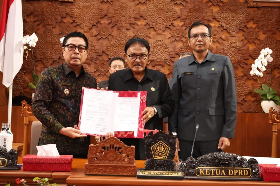 DPRD Kota Denpasar menggelar Rapat Paripurna ke-19 Masa Persidangan III dengan agenda penyampaian pandangan umum, pendapat akhir, dan persetujuan fraksi-fraksi terhadap Ranperda tentang APBD Tahun Anggaran 2027, di Gedung DPRD Kota Denpasar, Bali, Jumat (2/10/2026). (foto/sukadana)