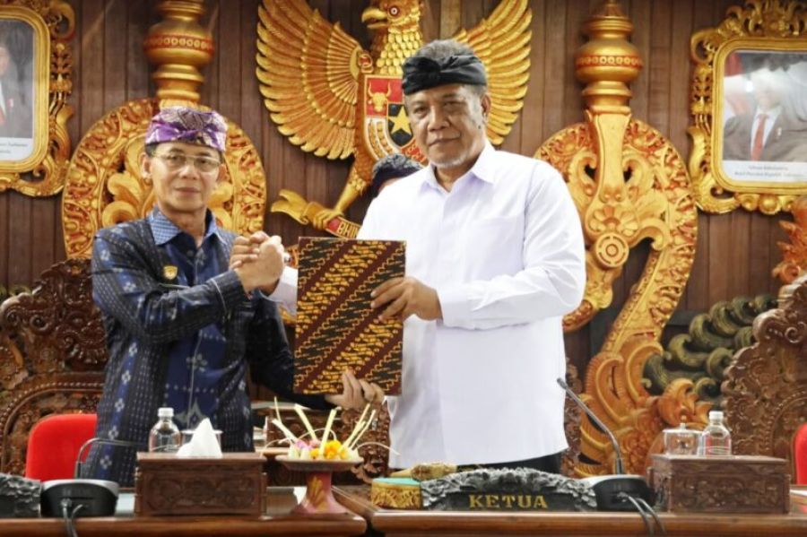 Ketua DPRD Klungkung, Anak Agung Gde Anom didampingi Bupati Satria pada Rapat Paripurna DPRD Klungkung, Kamis (27/11/2025). (ist)