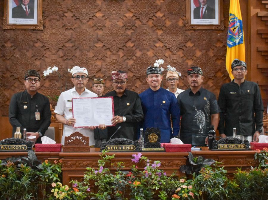 Walikota Denpasar, I Gusti Ngurah Jaya Negara, bersama Wakil Walikota Denpasar, I Kadek Agus Arya Wibawa, serta Ketua DPRD Kota Denpasar I Gusti Ngurah Gede, dan Pimpinan DPRD Kota Denpasar saat mengikuti Sidang Paripurna ke-16 Masa Persidangan III DPRD Kota Denpasar di Gedung DPRD Kota Denpasar, Bali, Kamis (17/9/2026). (foto/sukadana)