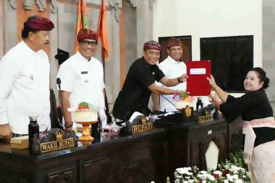 Bupati Tabanan, Dr. I Komang Gede Sanjaya, S.E., M.M., menghadiri Rapat Paripurna Ke-14 Masa Persidangan III Tahun Sidang 2026 DPRD Kabupaten Tabanan, dengan agenda penyampaian pemandangan umum fraksi-fraksi DPRD terhadap Pidato Pengantar Bupati Tabanan mengenai Ranperda tentang APBD TA 2027, di Ruang Rapat DPRD Kabupaten Tabanan, Bali, Kamis (8/10/2026). (foto/prokopimtabanan)