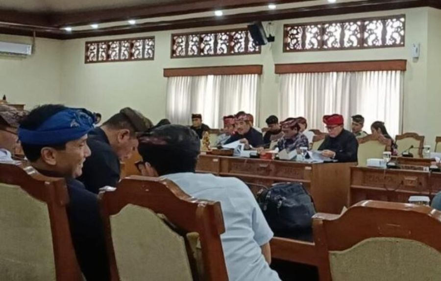 podiumnews.com-DPRD Ultimatum Pembongkaran Bangunan Ilegal di Pantai Bingin