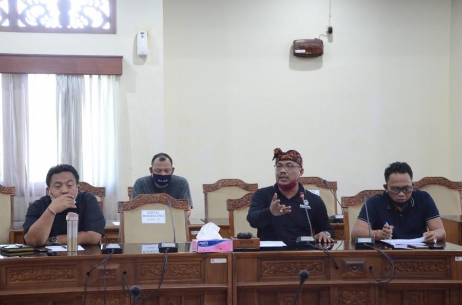 podiumnews.com-Minta Kebijaksanaan, Orang Tua Siswa Geruduk DPRD Bali