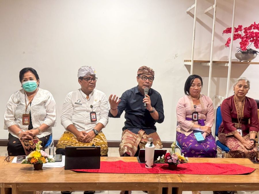Wakil Walikota Denpasar, I Kadek Agus Arya Wibawa bersama Kadis Kominfos Kota Denpasar, I Gde Wirakusuma Wahyudi saat melaksanakan Jumpa Pers DTIK Festival Tahun 2026 di Dharma Negara Alaya Kota Denpasar, Bali, Kamis (26/2/2026). (foto/sukadana)