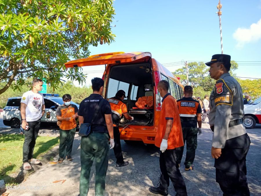 Petugas mengevakuasi mayat dua ABK yang tewas dibakar di Jalan Raya Pelabuhan Benoa, Denpasar, Bali, Jumat (10/4/2026). (foto/hes)