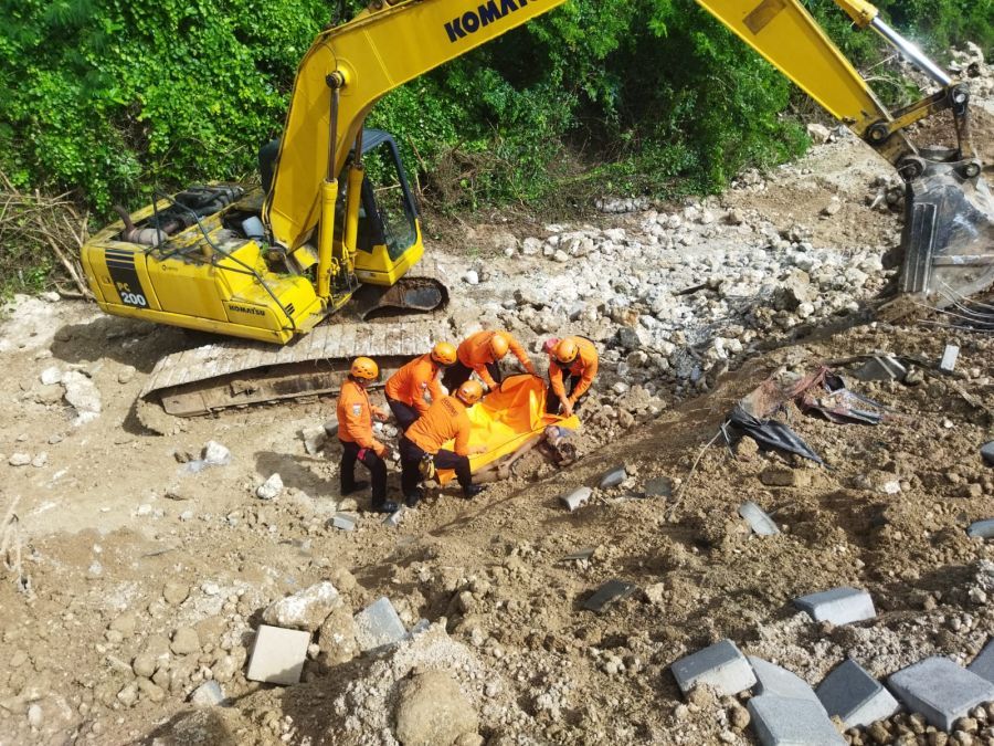 podiumnews.com-Dua Buruh Bangunan Tewas Tertimbun Tanah Longsor di Ungasan