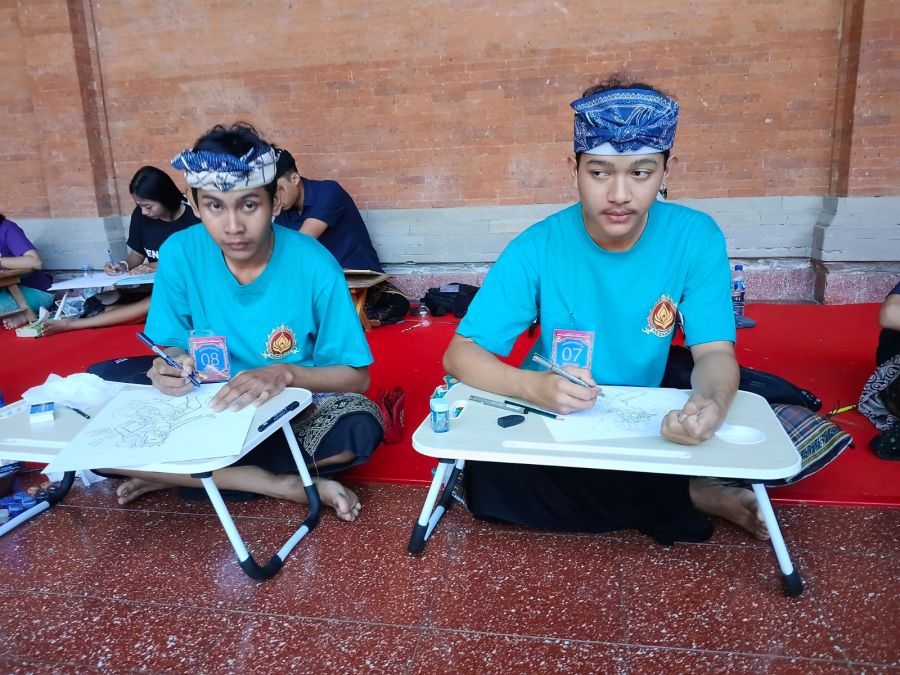 Dua duta Kabupaten Badung mengikuti Wimbakara Seni Lukis Wayang Klasik Bali di pelataran Museum Taman Budaya Art Center, Denpasar. (foto/sukadana)