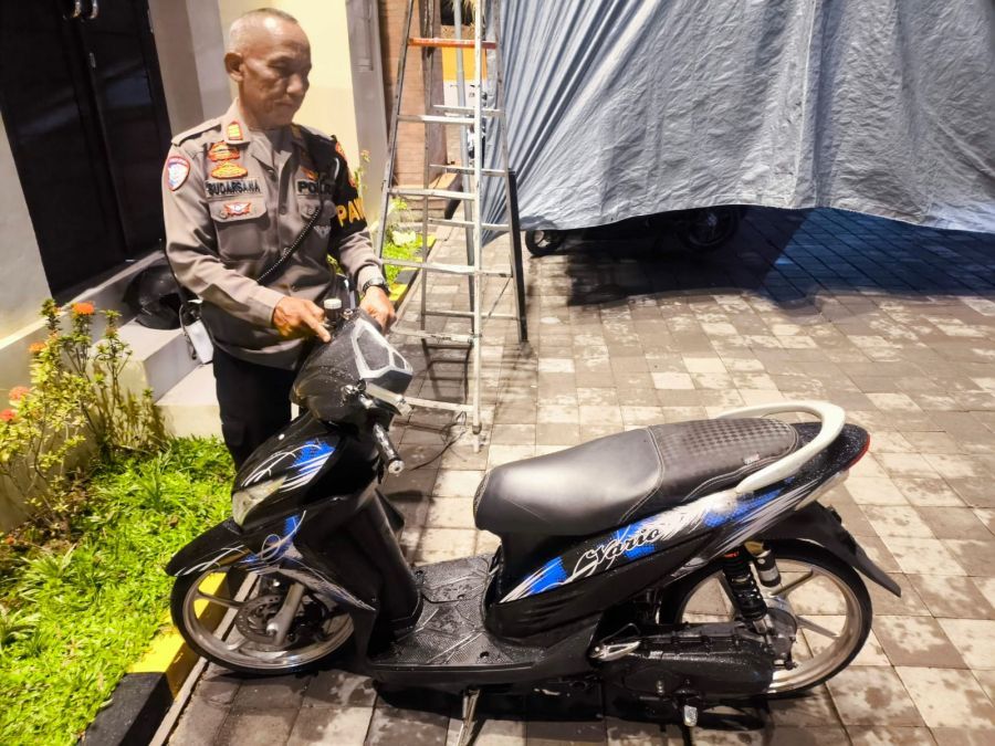 Polisi menunjukkan sepeda motor yang digunakan saat terjadi pengeroyokan di Jalan Suwung Batan Kendal nomor 43, Sesetan, Denpasar Selatan, Denpasar, Bali, Jumat (3/4/2026) dini hari. (foto/hes)