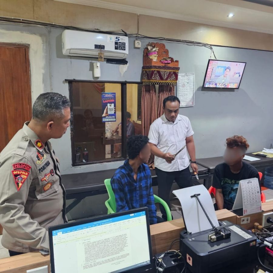 E (23) dan RP (20), kedapatan sedang mabuk-mabukan dan bawa sajam di lapangan sebelah barat Monumen Bajra Sandhi, Desa Sumerta Kelod, Denpasar Timur, Denpasar, Bali, Minggu (8/2/2026) sore. (foto/hes)