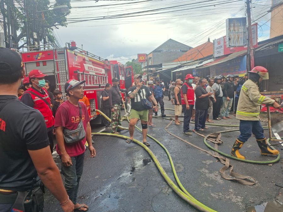 Dua bangunan ruko yang terletak di Kompleks Sedana Teras Dewata, Jalan Gunung Soputan Nomor 5, Desa Pemecutan Klod, Denpasar Barat, Denpasar, Bali, ludes dilalap si jago merah, Senin (27/4/2026) sore. (foto/hes)