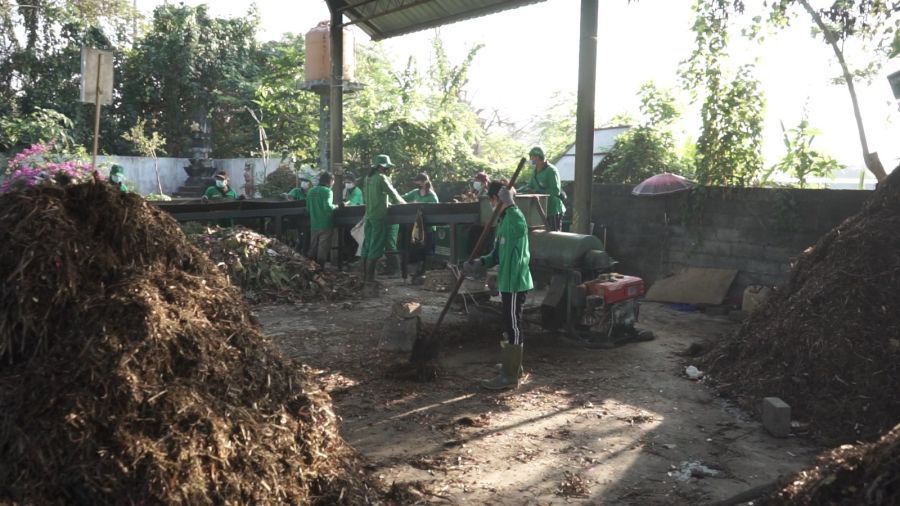 Petugas mengolah sampah organik di fasilitas TPS3R Denpasar sebagai bagian penguatan pengelolaan sampah berbasis sumber dan antisipasi penutupan TPA Suwung. (foto/sukadana)