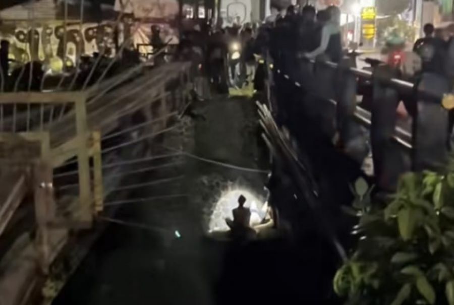 Dua orang waria mendorong seorang turis asal Italia berinisial AM (44) dari atas jembatan Patih Jelantik, Legian, Kuta, Badung, Bali, Sabtu (7/3/2026) pagi. (foto/hes)