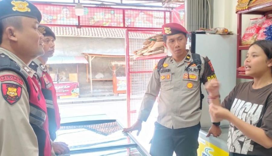 Aksi tipu-tipu dilakukan 2 orang warga asing di Toko Gudang Sosis Frozen Food di Desa Darmasaba, Kecamatan Abiansemal, Badung, Bali, Senin (7/9/2026). (foto/hes)