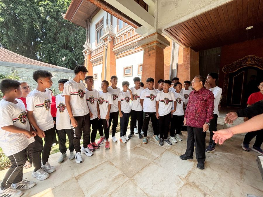 Gubernur Bali Wayan Koster menerima jajaran tim Bali United U13 yang akan mewakili Bali pada ajang nasional Piala Soeratin Seri Nasional, di Jayasabha, Denpasa, Bali, Selasa (22/9/2026). (foto/sukadana)