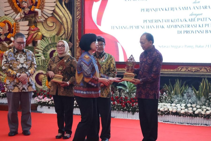 Gubernur Bali Wayan Koster dalam acara Penandatanganan Nota Kesepahaman (MoU) dan Perjanjian Kerja Sama (PKS) Kejaksaan Tinggi Bali dengan Pemprov Bali dan Pemerintah Kabupaten/Kota Tentang Pemenuhan Hak Administrasi Kependudukan Bagi Anak Telantar yang berlangsung di Ruang Wiswa Sabha Utama Kantor Gubernur Bali, Renon, Denpasar, Selasa (24/2/2026). (Foto/sukadana)