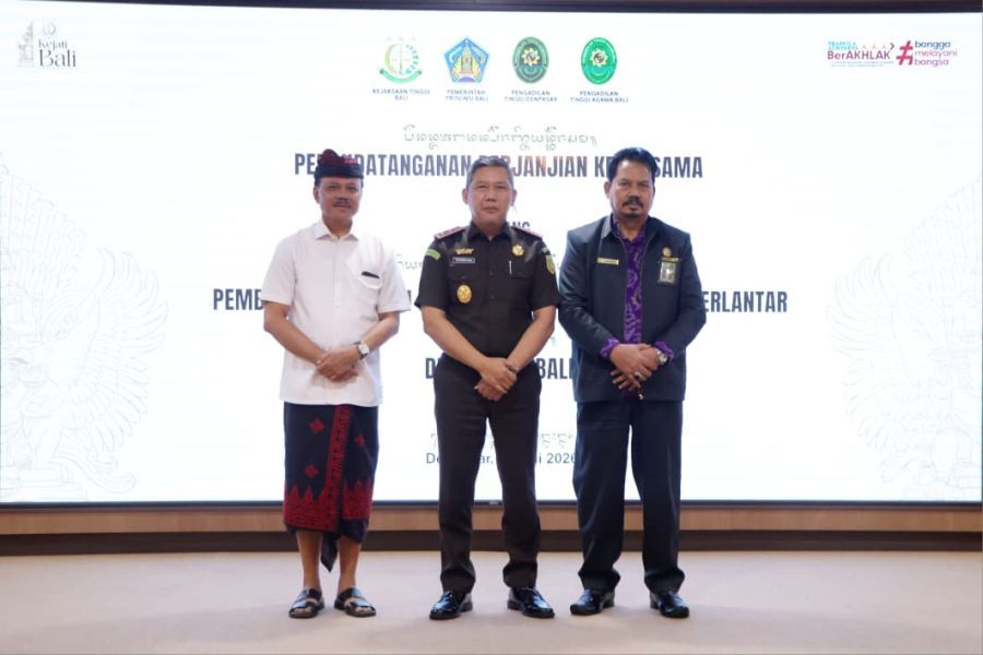 Sekda Provinsi Bali Dewa Made Indra saat menghadiri penandatanganan Perjanjian Kerja Sama (PKS) tentang pemberian dokumen kependudukan kepada anak telantar di Auditorium ST. Burhanuddin, Kejaksaan Tinggi Bali, Denpasar, Kamis (30/7/2026). (foto/sukadana)