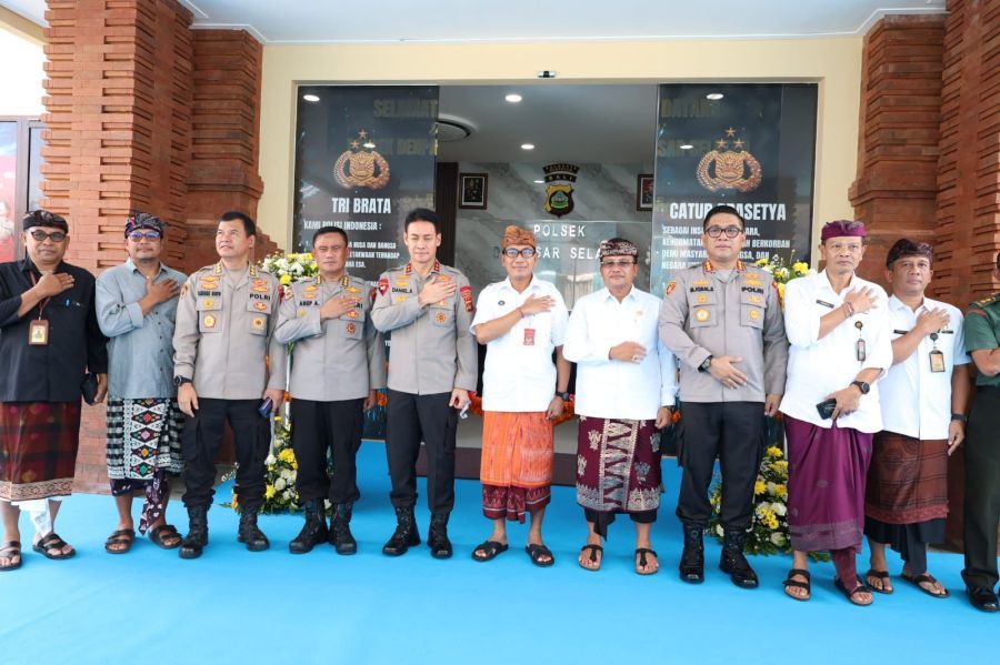 Penjabat Sekda Kota Denpasar, IGN Eddy Mulya saat menyerahkan simbolis kunci bangunan kepada Kapolda Bali, Irjen Pol. Daniel Adityajaya, di Polsek Denpasar Selatan, Denpasar, Bali, Kamis (29/1/2026). (foto/sukadana)
