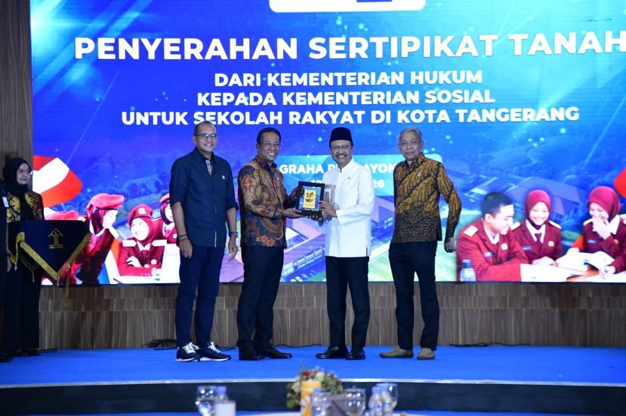 Kementerian Hukum (Kemenkum) menghibahkan tanah seluas 62.966 meter persegi atau hampir 6,3 hektare kepada Kementerian Sosial (Kemensos) untuk dimanfaatkan dalam pembangunan sekolah rakyat di Kota Tangerang. (Kemenkum)