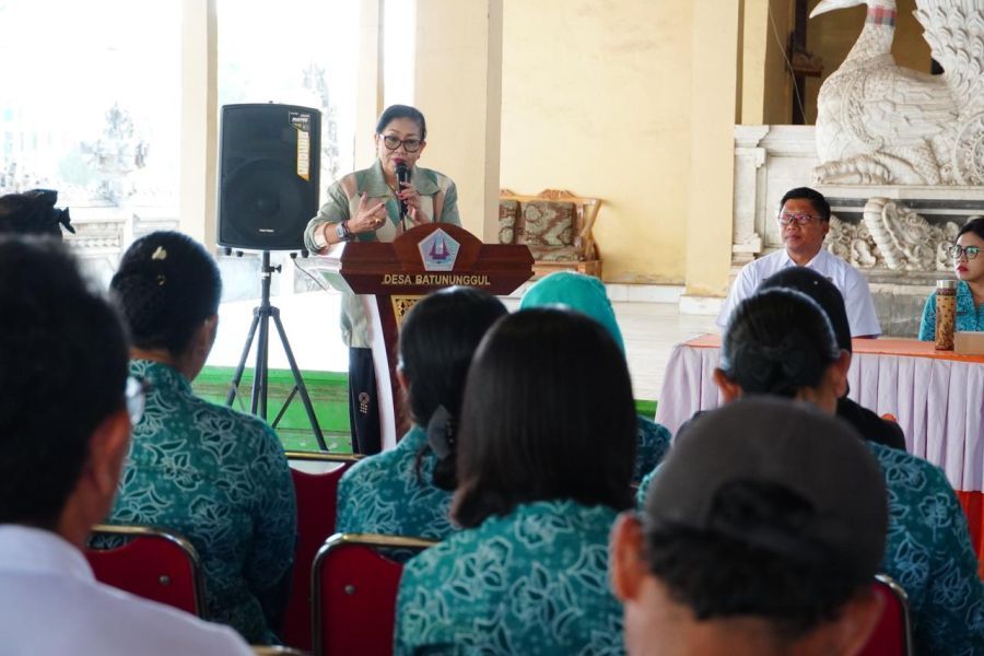 Duta PSBS Bali, Putri Koster  saat kegiatan Nusa Penida, Klungkung, Rabu (12/11/2025). (Foto/sukadana)