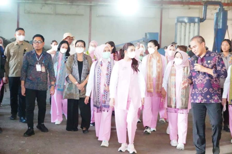 Duta Pengolahan Sampah Berbasis Sumber (PSBS) Padas (Palemahan Kedas), Ny. Putri Koster, memaparkan sistem pengolahan sampah berbasis sumber kepada Ny. Selvi Gibran Rakabuming, istri Wakil Presiden RI, dalam kunjungan kerja di Pusat Daur Ulang (PDU) Kota Denpasar, Jumat (7/11/2025). (Foto/Sukadana)