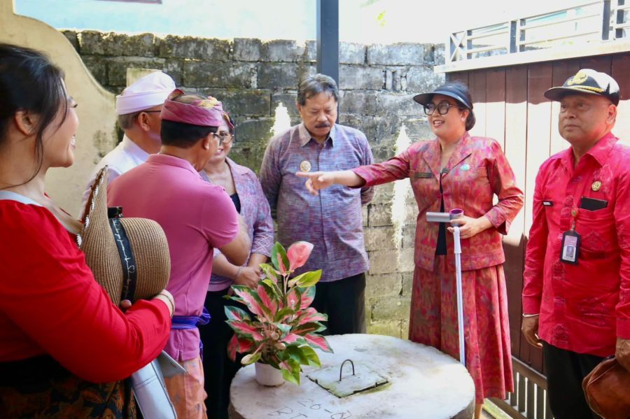  Pastikan Tabanan bersih dari sampah, Duta PSBS Padas (Pengelolaan Sampah Berbasis Sumber Pelemahan Kedas) Kabupaten Tabanan, Ny. Rai Wahyuni Sanjaya, memantau langsung penerapan inovasi Teba Modern yang diterapkan oleh warga Banjar Kalanganyar Kanginan, Desa Sudimara, Tabanan, Bali, Selasa (23/12/2025). (foto/prokopimtabanan)
