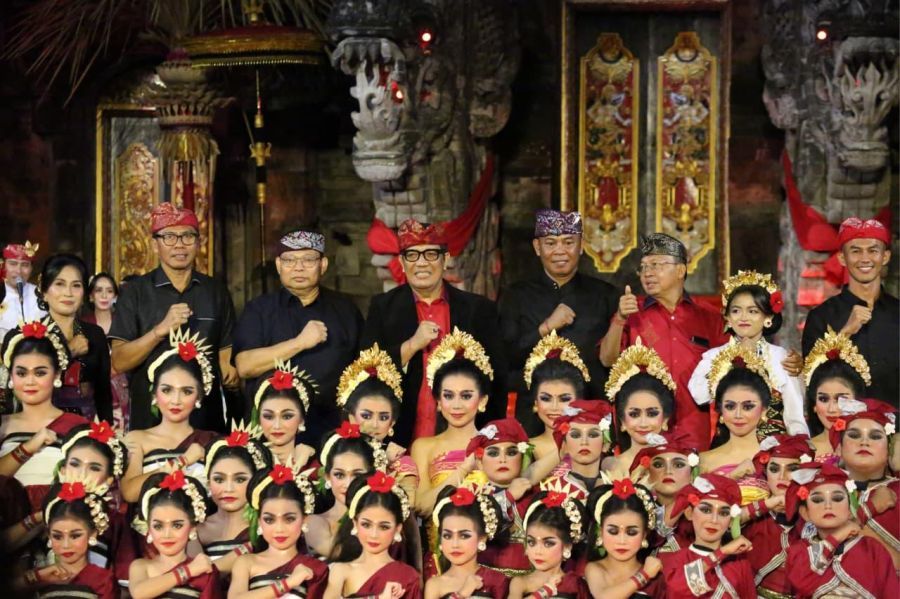 Bupati Tabanan, Dr. I Komang Gede Sanjaya, S.E., M.M. mendampingi Gubernur Bali Wayan Koster menyaksikan penampilan Utsawa (Parade) Duta Kabupaten Tabanan di Panggung Terbuka Ardha Candra, Taman Budaya Provinsi Bali, di Denpasar, Minggu (14/6/2026) malam. (foto/prokopimtabanan)