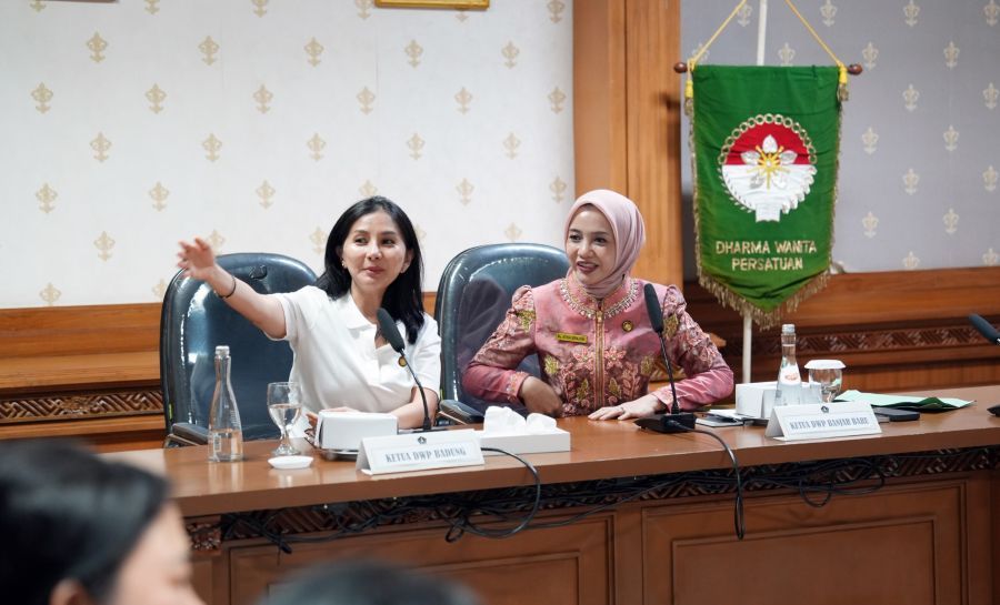 Ketua DWP Kabupaten Badung, Nyonya Oliviana Surya Suamba saat menerima kunjungan kerja dan studi tiru dari DWP Kota Banjarbaru, Kalimantan Selatan di Ruang Rapat DWP Lantai III, Balai Budaya Giri Nata Mandala, Puspem Badung, Bali, Jumat (23/10/2026). (foto/adi)