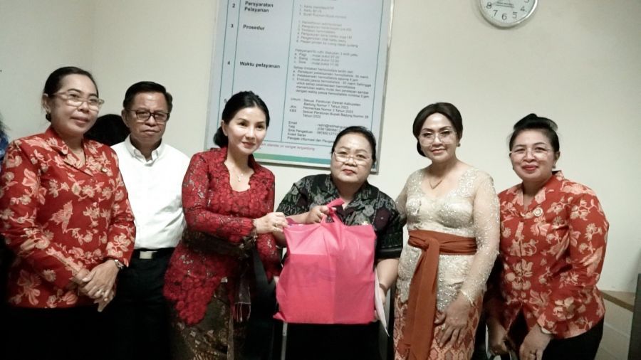 podiumnews.com-DWP Badung Jenguk ASN yang Sakit di RSD Mangusada