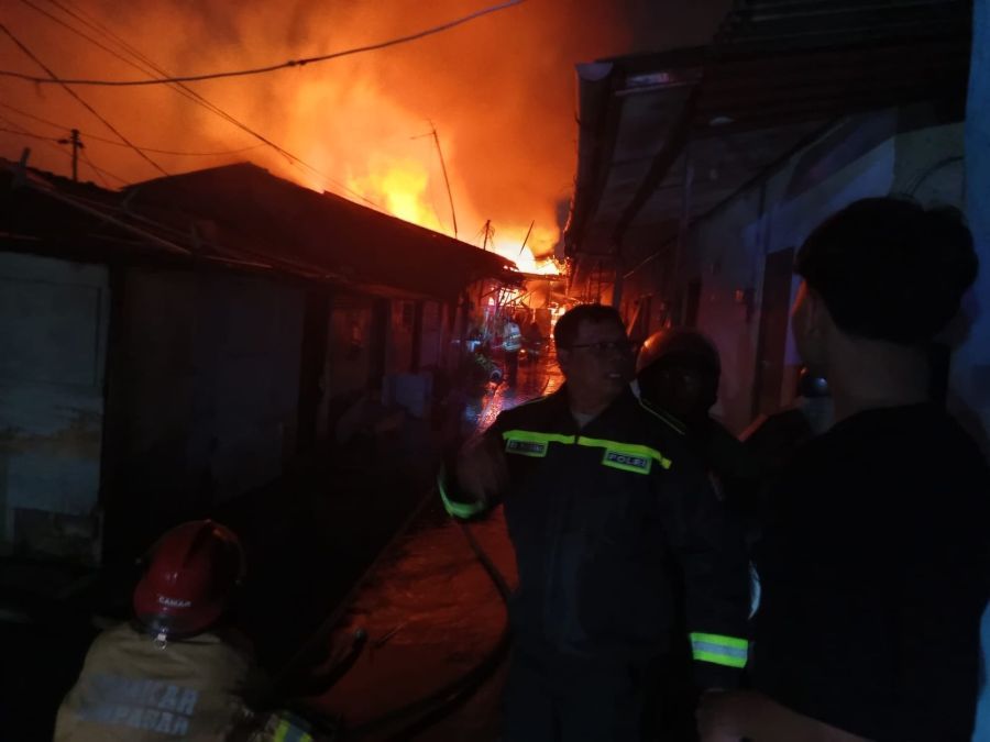 Empat bangunan kamar kos semi permanen di Jalan Malboro XIV, Desa Pemecutan Klod, Kecamatan Denpasar Barat, Kota Denpasar, Bali, ludes terbakar, Selasa (18/8/2026) malam. (foto/hes)