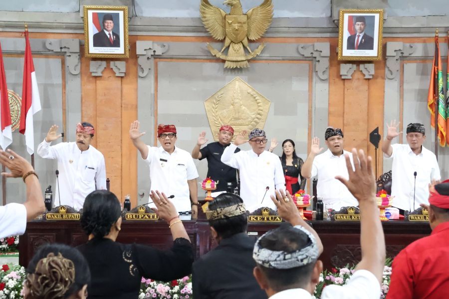 Bupati Tabanan, Dr. I Komang Gede Sanjaya, S.E., M.M., menghadiri Rapat Paripurna ke-6 Masa Persidangan II Tahun Sidang 2026, di Ruang Rapat DPRD Kabupaten Tabanan, Bali, Kamis (23/7/2026). (foto/prokopimtabanan)