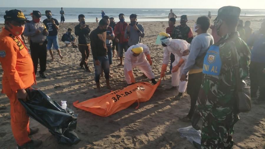 podiumnews.com-Sehari Hilang Diseret Ombak, Rino Ditemukan Tewas