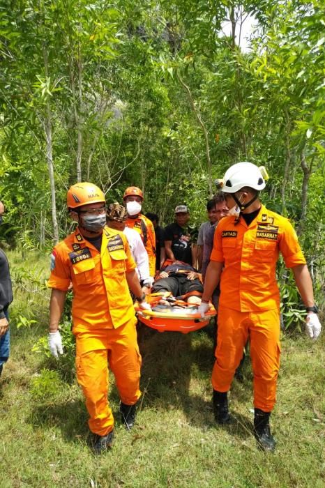 podiumnews.com-Niat Cari Bonsai, Pria Ini Nyaris Tewas Jatuh ke Jurang