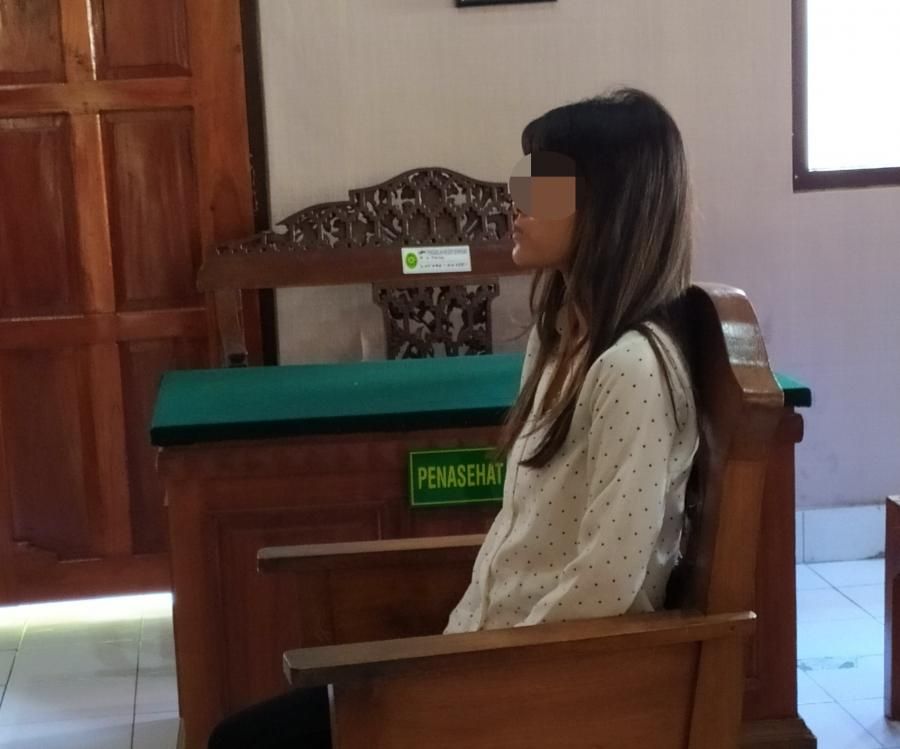 podiumnews.com-Gadis Buleleng ini Menangis Divonis 4 Tahun
