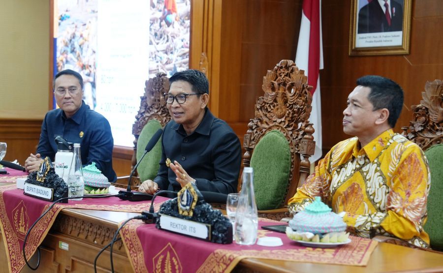 Bupati Badung I Wayan Adi Arnawa bersama Rektor ITS Surabaya, Ir. Bambang Pramujati meresmikan produk Air Minum Dalam Kemasan botol kaca merek “Baliss” di Ruang Rapat Kriya Gosana, Puspem Badung, Bali, Jumat (18/9/2026). (foto/adi)