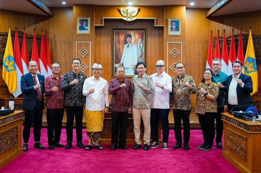 Bupati Badung I Wayan Adi Arnawa disaksikan Gubernur Wayan Koster menandatangani Naskah Kesepakatan Bersama rencana pengembangan perkeretaapian bertempat di Ruang Kertha Sabha, Rumah Jabatan Gubernur Bali, di Denpasar, Selasa (1/9/2026). (foto/adi)