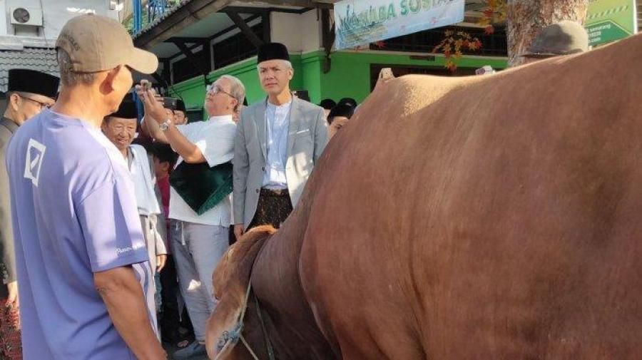 Ganjar Pranowo Ajak Warga Bungkus Daging Kurban Pakai Bahan Alami