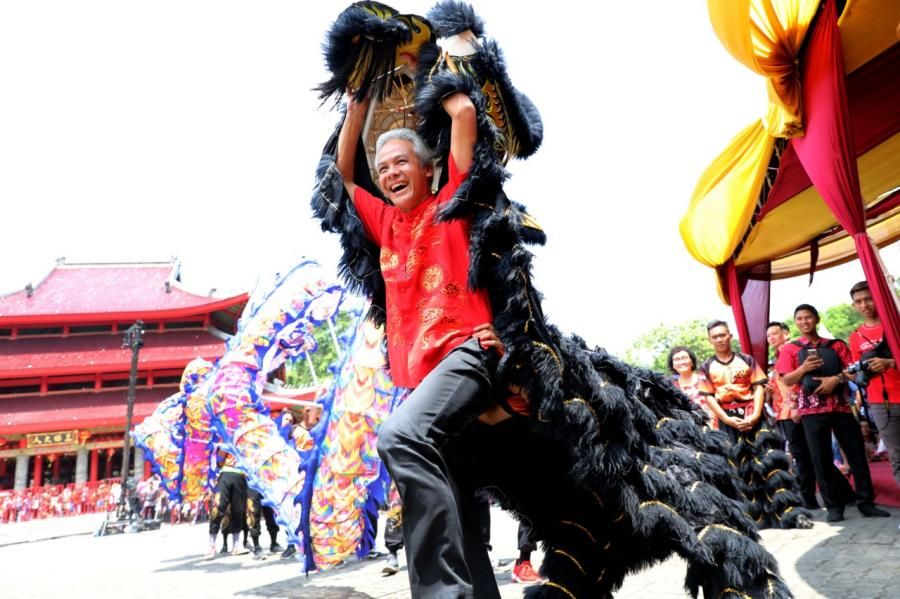 podiumnews.com-Aksi Ganjar Jadi Pemain Barongsai Minta Angpao