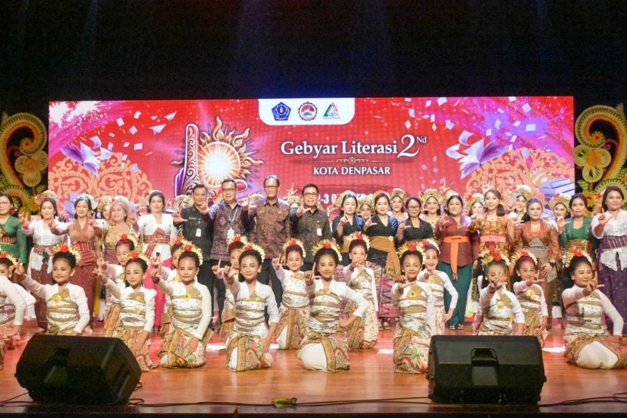 Wakil Walikota Denpasar, I Kadek Agus Arya Wibawa, bersama Bunda Literasi Kota Denpasar, Ny. Sagung Antari Jaya Negara, dan Ketua Harian Bunda Literasi Kota Denpasar, Ny. Ayu Kristi Arya Wibawa, saat menyaksikan garapan dramatikal “Bibi Anu” pada Gebyar Literasi Denpasar 2026 di Gedung Dharma Negara Alaya Lumintang, Denpasar, Bali, Jumat (2/10/2026). (foto/sukadana)
